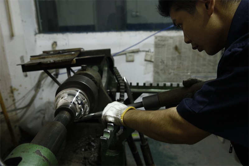 传统银器锻制技艺--旋压工艺，拍摄地点：福银旋压工作室，.jpg