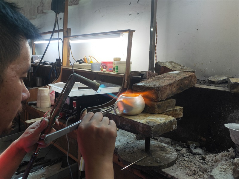 传统银器锻制技艺--焊接工艺，拍摄地点：福银焊接工作室，.jpg